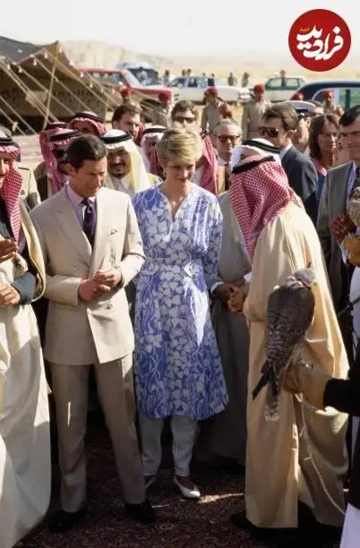 عکس؛ سفر در زمان؛ «عربستانی ها در حال نشان دادن شاهین به پرنسس دایانا و شاهزاده چارلز»؛ سال 1365