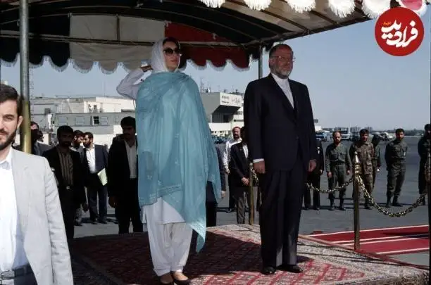 عکس؛ سفر در زمان؛ «بی نظیر بوتو در فرودگاه مهرآباد تهران»؛ سال 1369