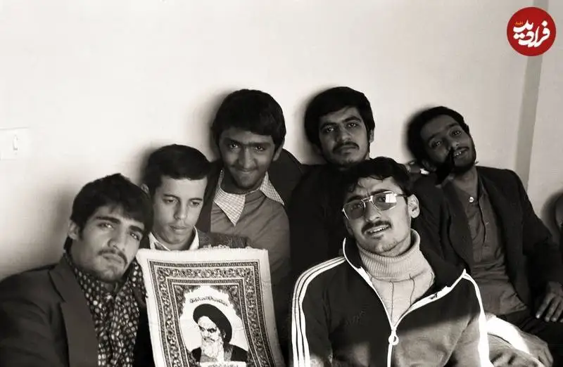 عکس؛ سفر به تاریخ؛ «حسن باقری» (برادر سرلشکر باقری) قبل از انقلاب در کنار دوستانش با عکس امام خمینی