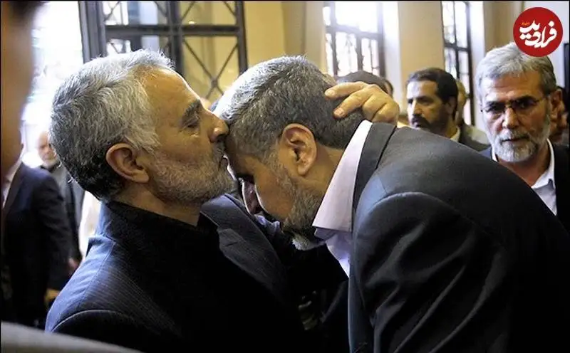 عکس؛ سفر به تاریخ؛ بوسۀ «سردار سلیمانی» بر پیشانی «عبدالله شلح، رئیس جنبش جهاد اسلامی فلسطین»