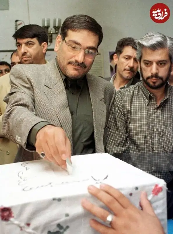 عکس؛ سفر به تاریخ؛ «دریابان شمخانی» در حال رأی دادن به خودش در انتخابات ریاست جمهوری؛ سال 1380
