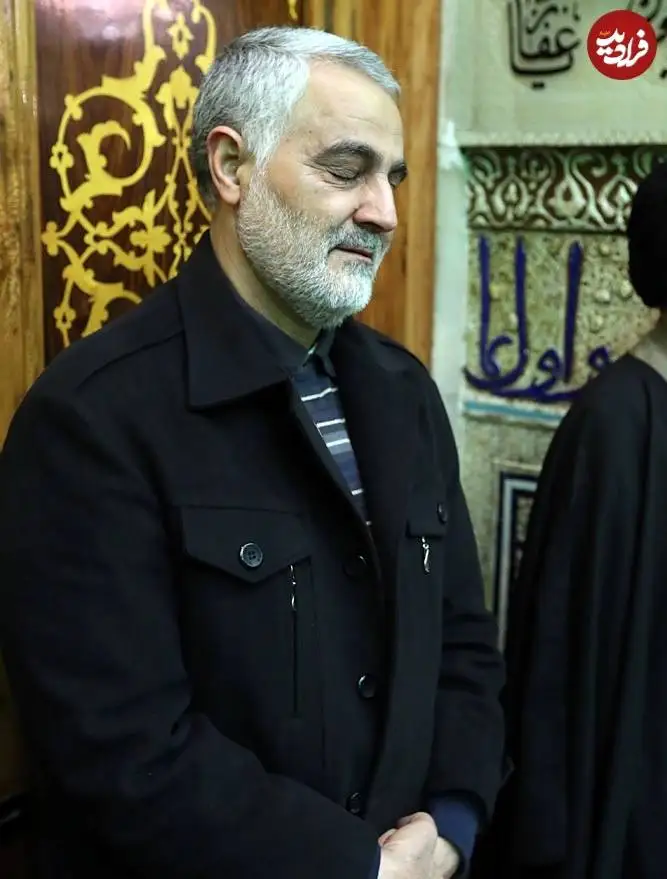 تصاویر؛ سفر در زمان؛ سردار سلیمانی در حال گریه در حرم امام رضا؛ دهه 90