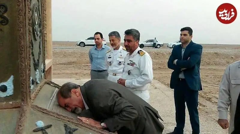 عکس؛ سفر به تاریخ؛ گریۀ شدید «ناخدا صمدی» در بازدید از یادبود تکاوران خرمشهر به همراه «دریادار سیاری»