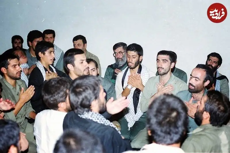 عکس؛ سفر به تاریخ؛ «رهبر انقلاب» با لباس نظامی در مراسم عزاداری تاسوعا در جبهه؛ سال 1367