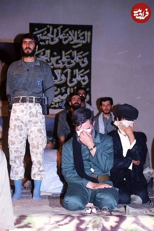 عکس؛ سفر به تاریخ؛ «رهبر انقلاب» با لباس نظامی در مراسم عزاداری تاسوعا در جبهه؛ سال 1367