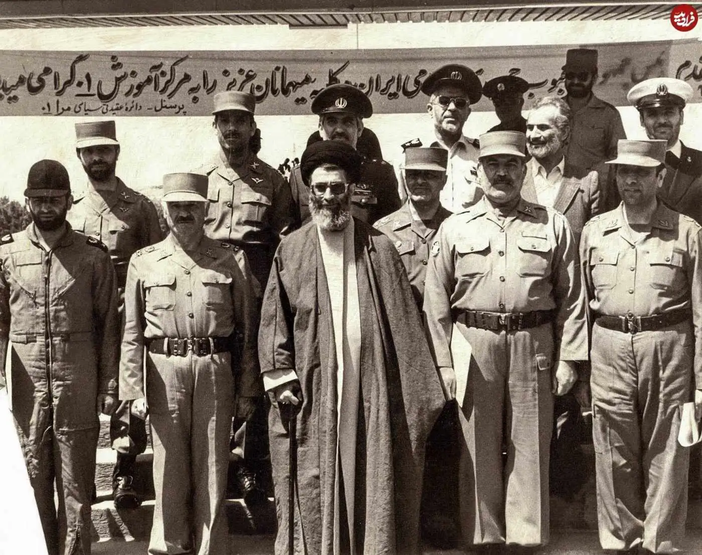 عکس؛ سفر در زمان؛ «عباس بابایی و رهبر انقلاب» در مرکز آموزش 01 ارتش؛ دهه 60