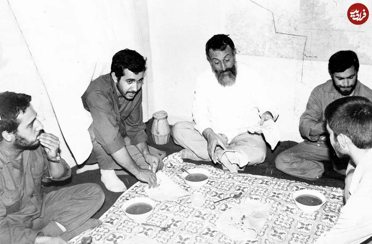 عکس؛ سفر در زمان؛ «شهید بهشتی در حال صرف غذا در کنار محافظان اش»؛ سال 59