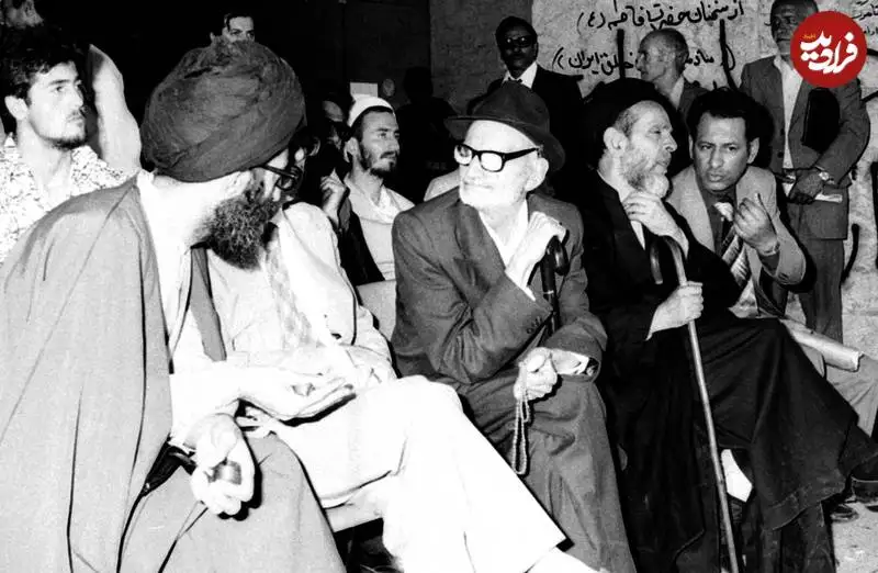 عکس؛ سفر به تاریخ؛ «پدر دکتر شریعتی» در حال گفتگو با «رهبر انقلاب» در مراسم سالگرد دکتر شریعتی