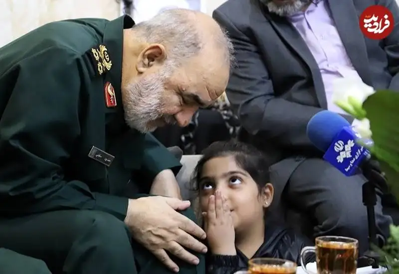 عکس؛ سفر به تاریخ؛ صحبت در گوشی دختر شهید با «سردار سلامی»؛ سال 1401