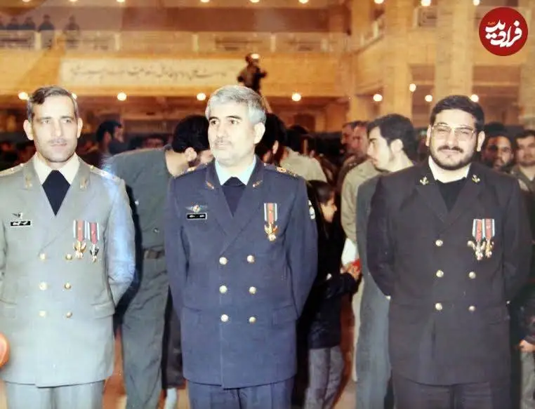 عکس؛ سفر در زمان؛ «امیر ستاری و علی شمخانی» بعد دریافت مدال افتخار؛ اواخر دهه 60