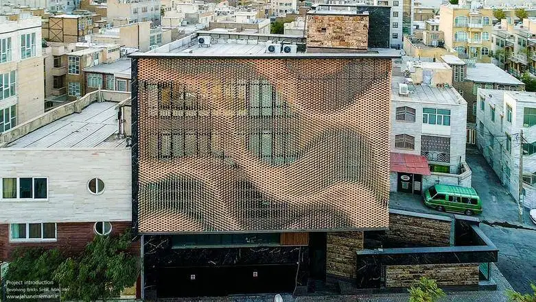 تصاویر؛ شاهکار معماری در اراک؛ آموزه ای برای اجرای هندسه پارامتریک نمای ساختمان