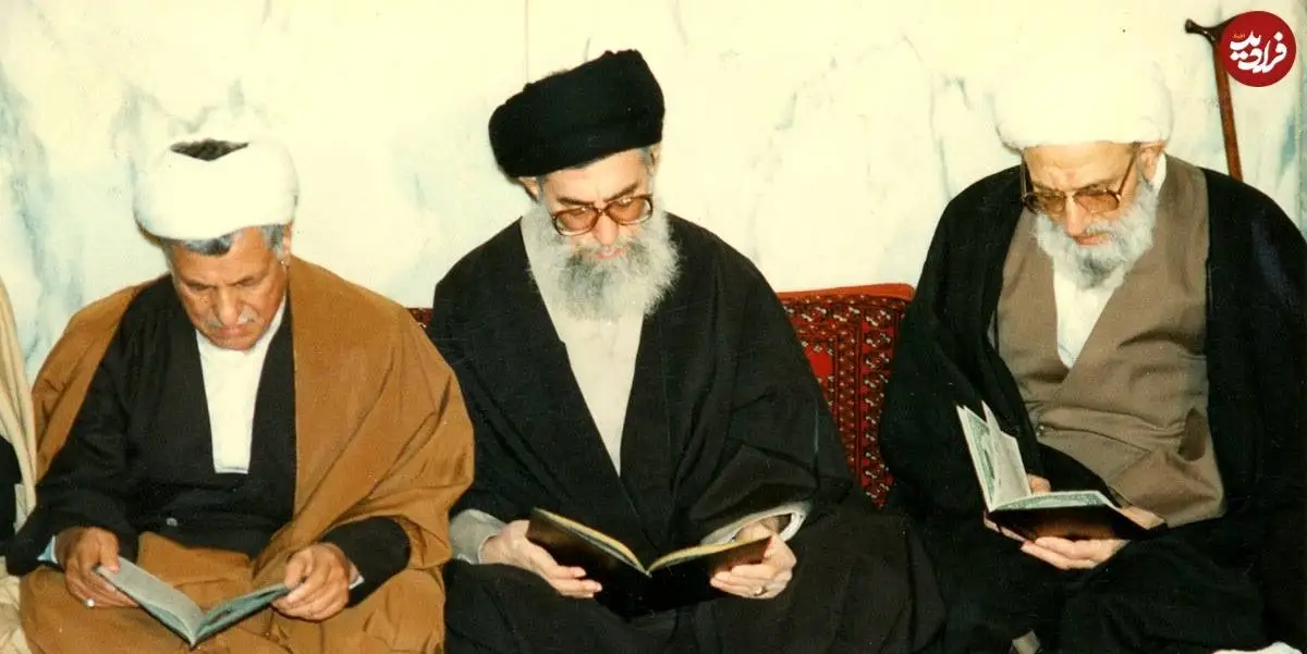 عکس؛ سفر در زمان؛ «هاشمی رفسنجانی در کنار رهبر انقلاب» در یک مراسم ختم؛ سال 75