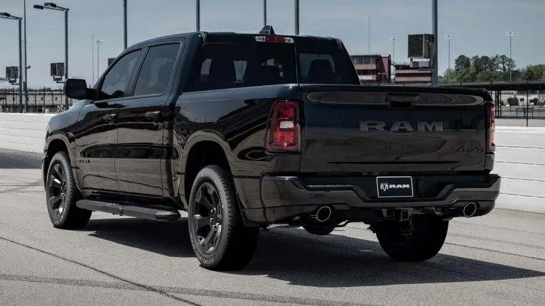 تصاویر؛ خریداران برای رم 1500 با موتور همی صف کشیدند، 10 هزار سفارش در 24 ساعت!