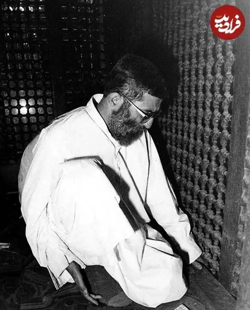 تصاویر؛ سفر در زمان؛ «رهبر انقلاب در کنار ضریح امام رضا(ع)»؛ دهه 60