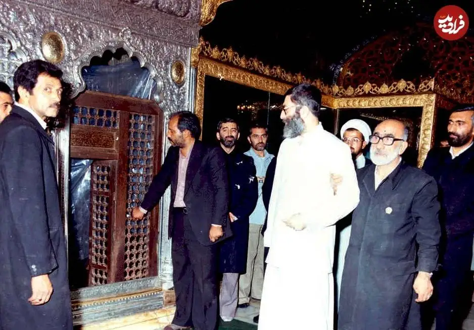 تصاویر؛ سفر در زمان؛ «رهبر انقلاب در کنار ضریح امام رضا(ع)»؛ دهه 60