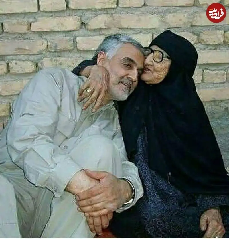 عکس؛ سفر در زمان؛ «سردار سلیمانی» در آغوش مادرش در کرمان؛ دهه 80