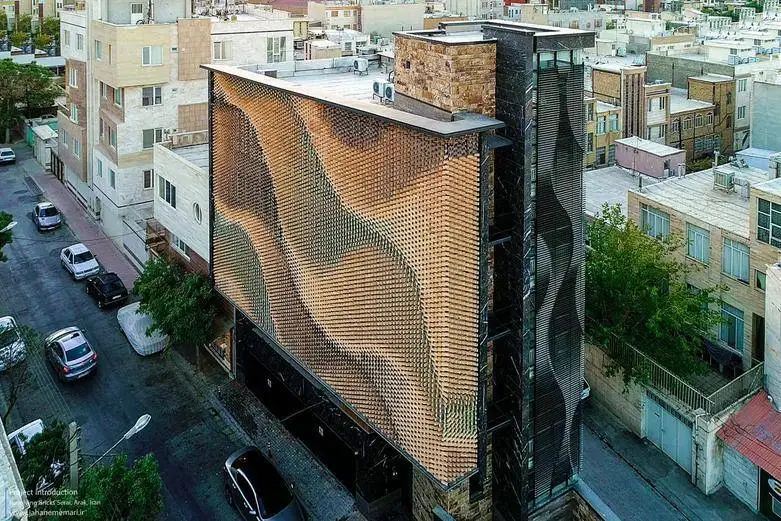 تصاویر؛ شاهکار معماری در اراک؛ آموزه ای برای اجرای هندسه پارامتریک نمای ساختمان