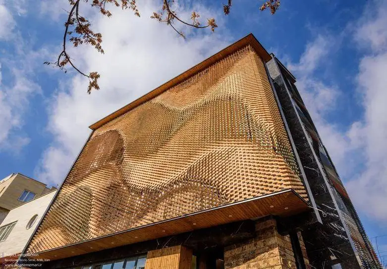 تصاویر؛ شاهکار معماری در اراک؛ آموزه ای برای اجرای هندسه پارامتریک نمای ساختمان