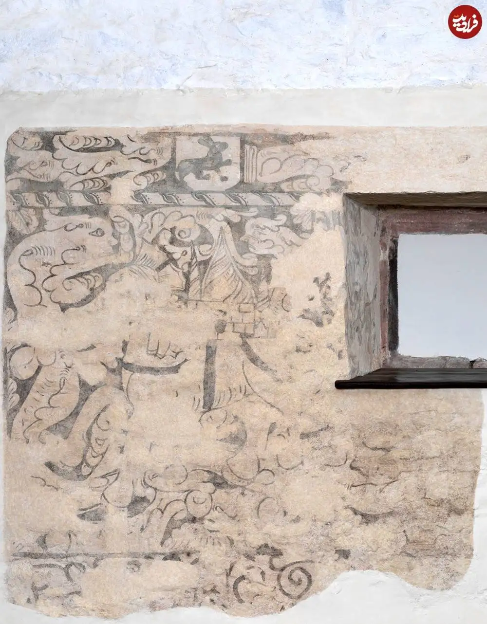نقاشی های 450 ساله از زیر گچ های قدیمی یک عمارت تاریخی بیرون آمدند