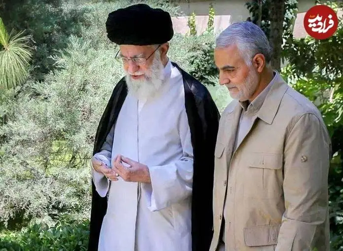 تصاویر؛ سفر در زمان؛ سردار سلیمانی و رهبر انقلاب در حال گفتگو در حیاط بیت؛ دهه 90