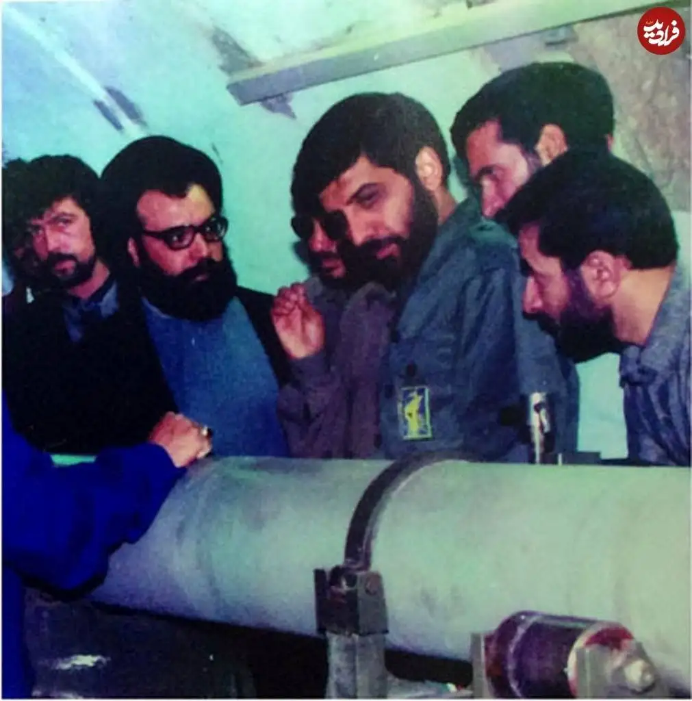 عکس؛ سفر در زمان؛ «عزت الله ضرغامی در لباس سپاه و در حال بررسی یک موشک»؛ دهه 60
