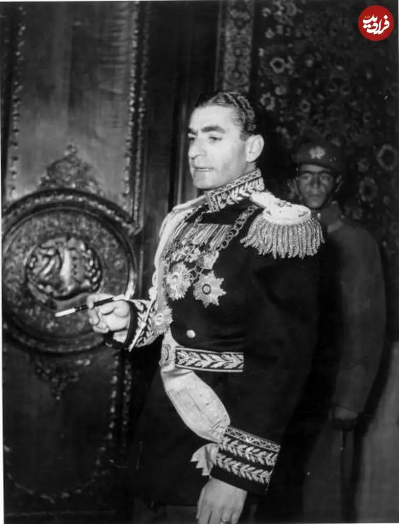 عکس؛ سفر در زمان؛ «محمدرضا پهلوی در حال سیگار کشیدن در مراسم ازدواج دوم اش»؛ سال 1329