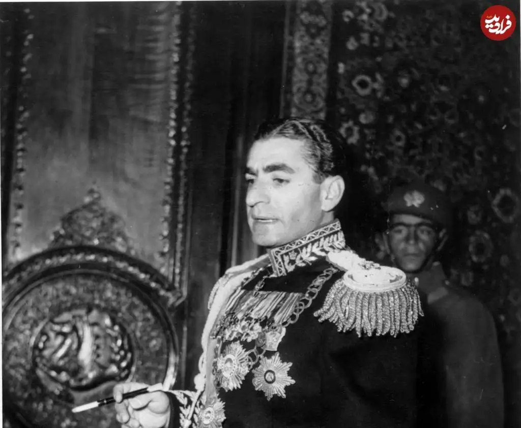 عکس؛ سفر در زمان؛ «محمدرضا پهلوی در حال سیگار کشیدن در مراسم ازدواج دوم اش»؛ سال 1329