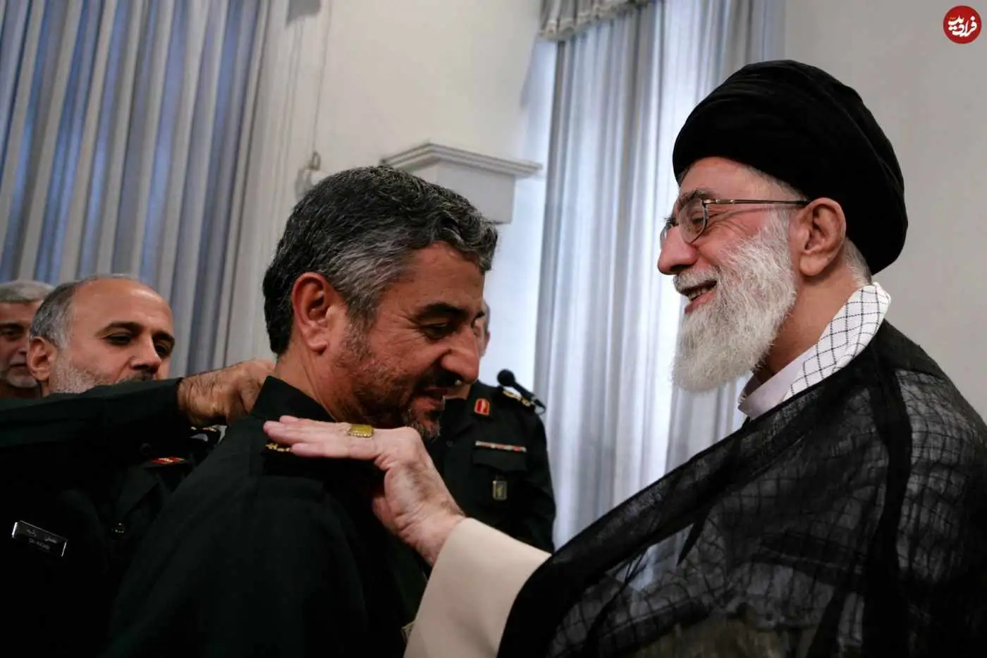 عکس؛ سفر در زمان؛ «سرلشکر رشید و رهبر انقلاب» در حال نصب درجه سرلشکری عزیز جعفری؛ سال 86