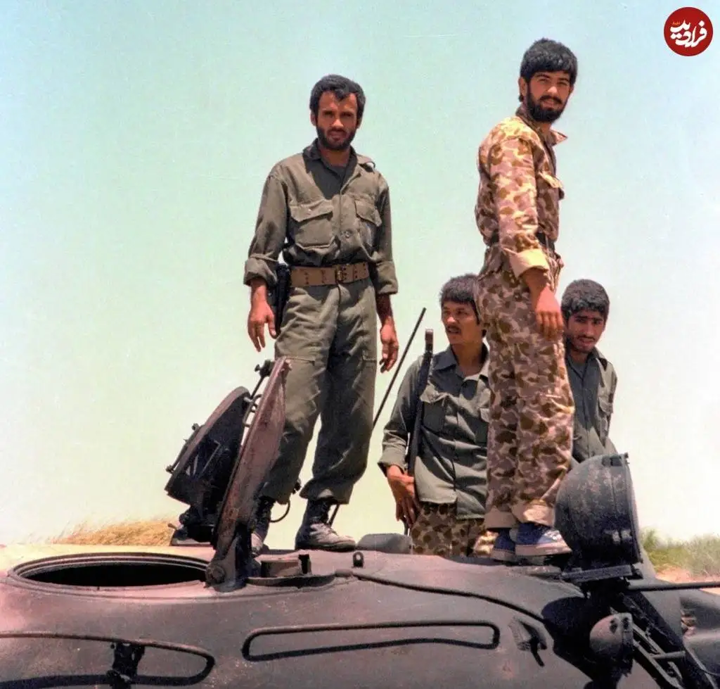 عکس؛ سفر در زمان؛ «سرلشکر رشید» بر فراز یک تانک عراقی و در لباس سپاه؛ دهه 60