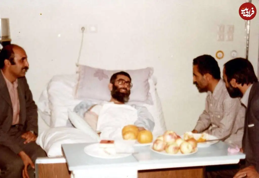 عکس؛ سفر در زمان؛ عیادت «شهید رجایی از رهبر انقلاب بعد ترور و در بیمارستان»؛ سال 60