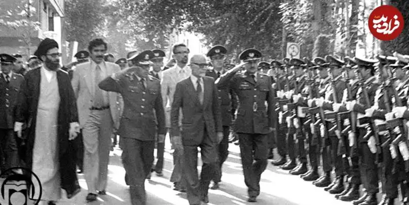 عکس؛ سفر به تاریخ؛ «مهندس بازرگان و رهبر انقلاب» در حال بازدید از نیروهای شهربانی؛ سال 58