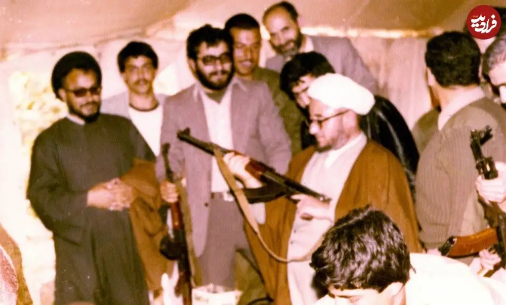 عکس؛ سفر در زمان؛ «محمدصادق خلخالی» در حال تست کردن کلاشینکف در لیبی؛ دهه 60