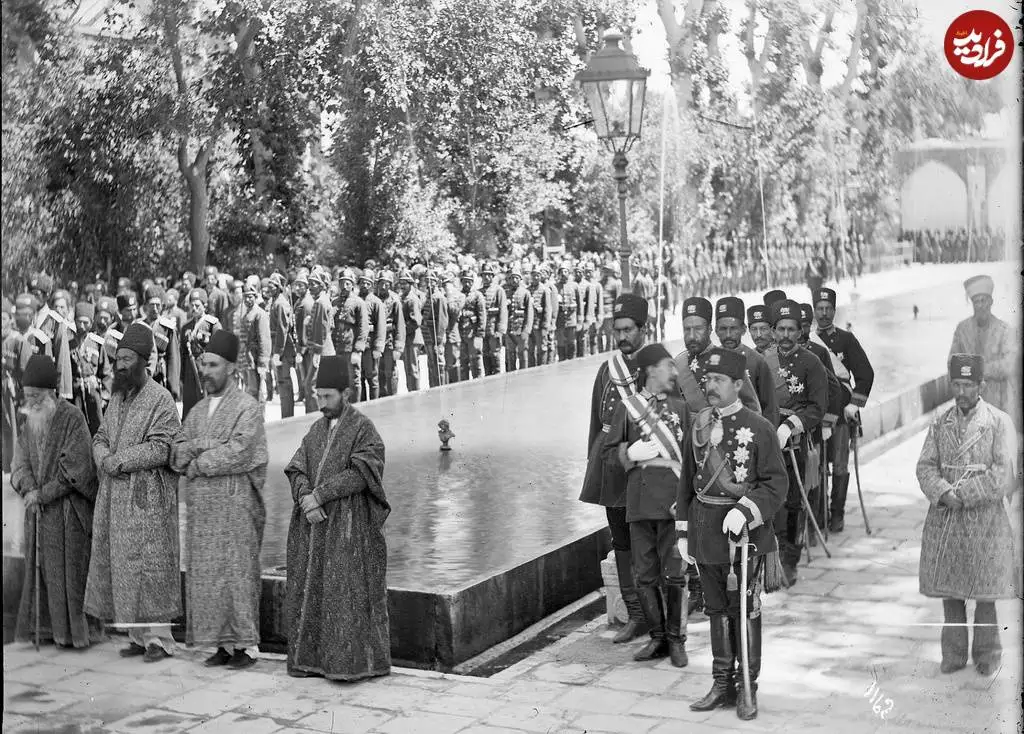 تصاویر؛ سفر به عصر قاجار؛ از «چتر ناصرالدین شاه لب رودخانه» تا «مردان قاجاری در تخت جمشید»