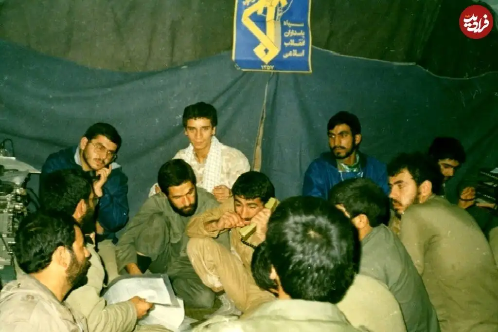 عکس؛ سفر در زمان؛ «سردار قاآنی» در حال صحبت کردن با تلفن در چادر فرماندهی؛ دهه 60