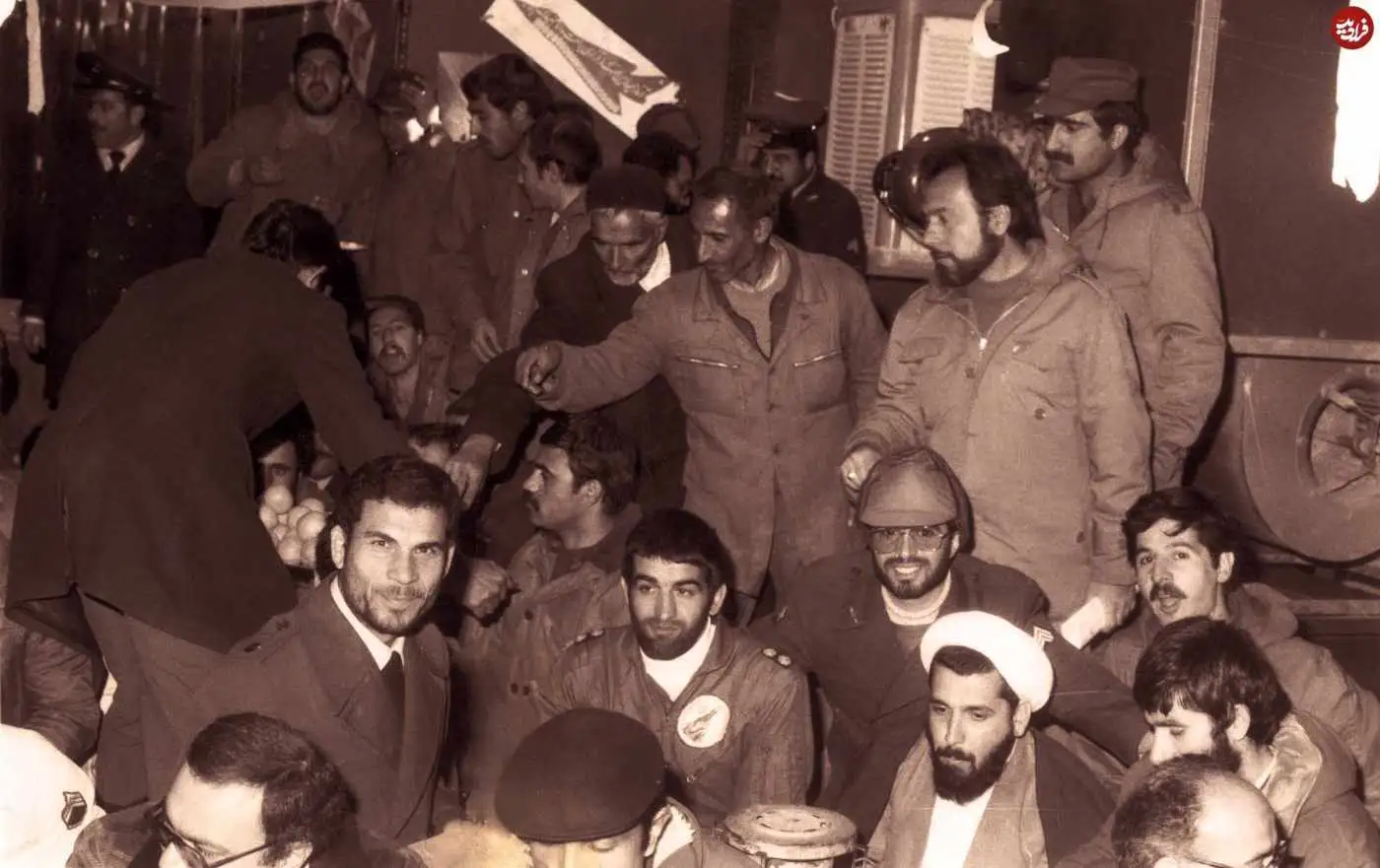 عکس؛ سفر در زمان؛ «سرلشکر بابایی» با لباس خلبانی در یک مراسم؛ اواخر دهه 50