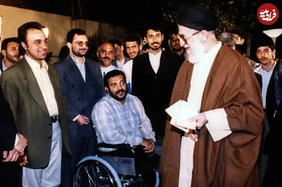عکس؛ سفر در زمان؛ «رضا عطاران و حسن جوهرچی» در حیاط بیت رهبری؛ سال 77