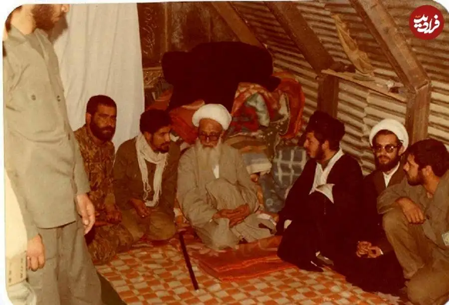 عکس؛ سفر در زمان؛ «صادق آهنگران در کنار آیت الله اشرفی اصفهانی» در جبهه؛ دهه 60