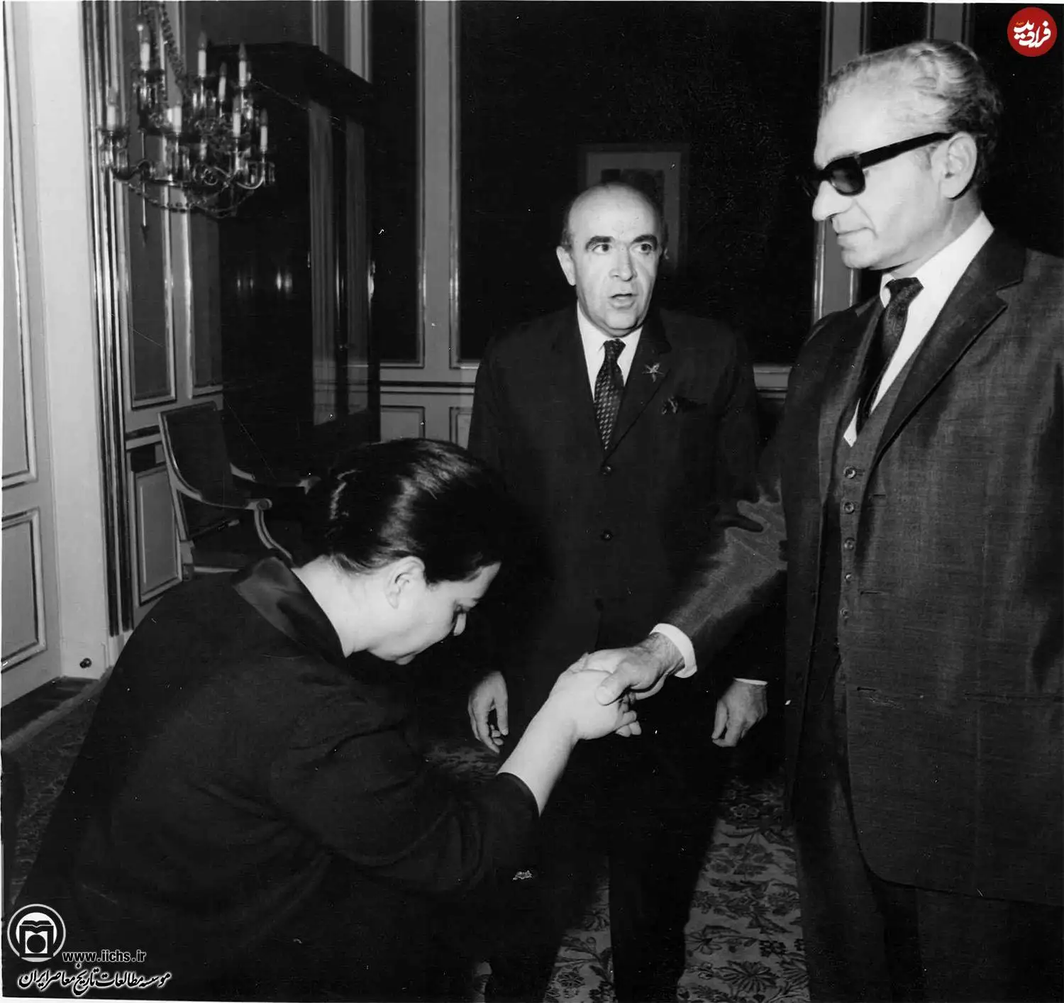 عکس؛ سفر در زمان؛ «ھویدا در حال معرفی فرخ رو پارسا، وزیر جدید آموزش و پرورش به شاه»؛ سال 47