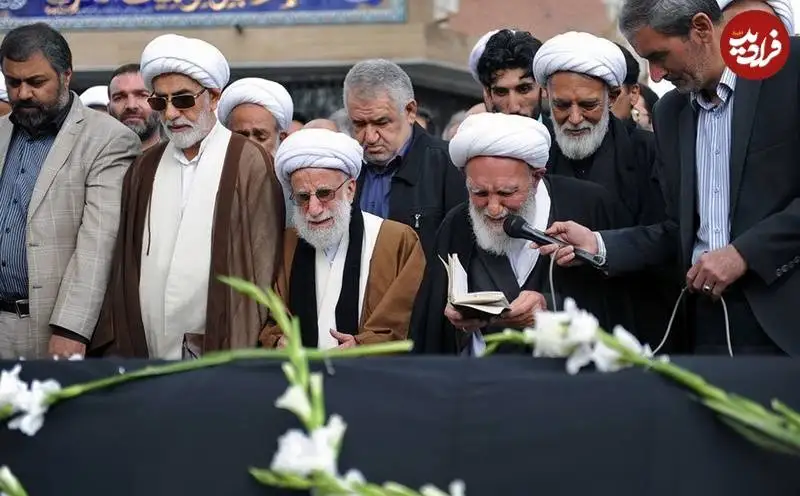 عکس؛ سفر به تاریخ؛ اشک های «آیت الله جنتی» در مراسم تشییع همسرش؛ سال 1394