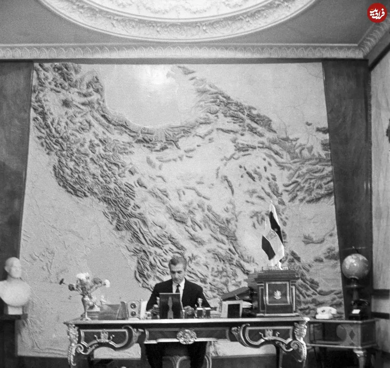 تصاویر؛ سفر در زمان؛ «محمدرضا پهلوی» در دفتر کارش؛ 2 فروردین 1337