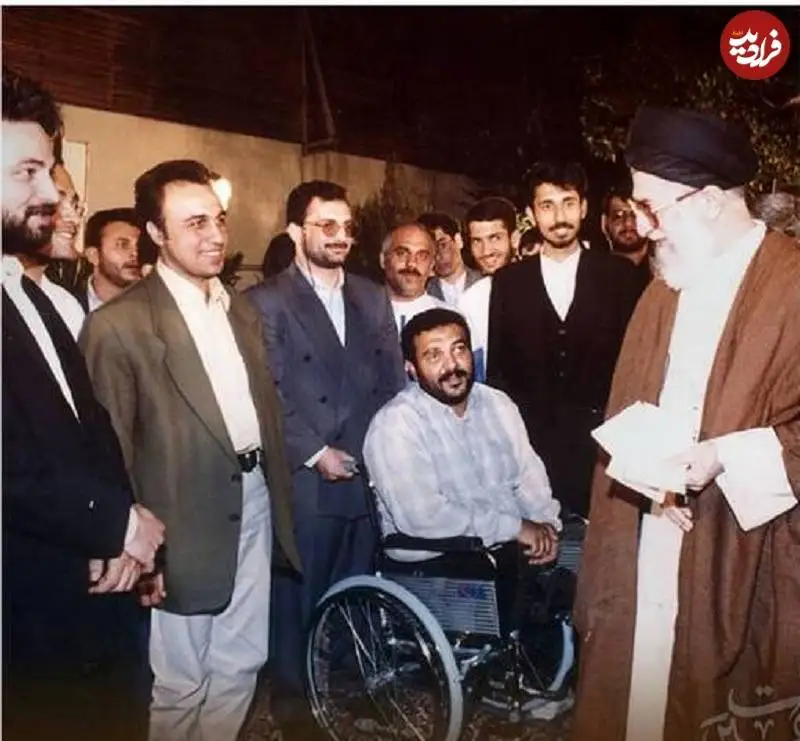 عکس؛ سفر در زمان؛ «رضا عطاران و حسن جوهرچی» در حیاط بیت رهبری؛ سال 77