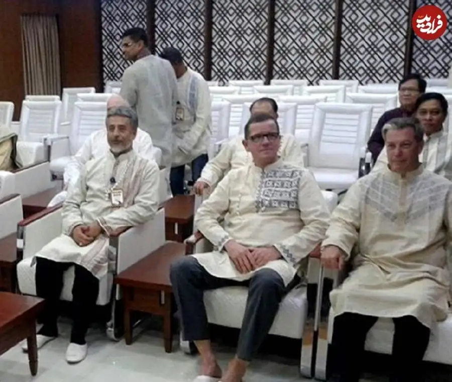 عکس؛ سفر در زمان؛ «امیر دریادار سیاری با لباس خاص در سفر بنگلادش»؛ سال 94