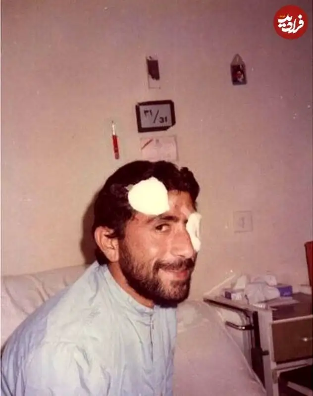 عکس؛ سفر به تاریخ؛ چهرۀ خندان «سردار قاآنی» بعد از مجروحیت روی تخت بیمارستان؛ دهۀ 60