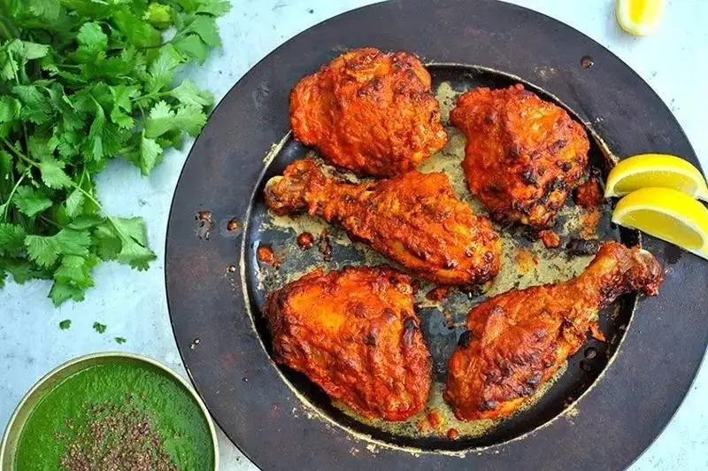طرز تهیه مرغ تنوری با سیر و کره؛ مرغ لذیذ و خوشبو