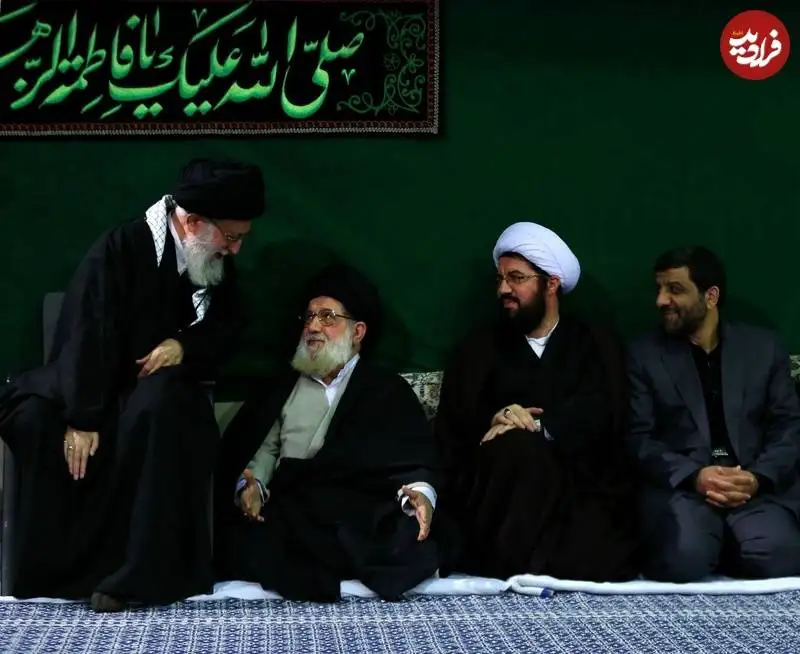 عکس؛ سفر به تاریخ؛ گفتگوی «رهبر انقلاب» با برادر بزرگترشان «سید محمد خامنه ای» در یک مراسم؛ سال 92