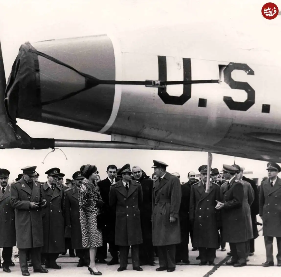 عکس؛ سفر در زمان؛ «محمدرضا پهلوی در میان مستشاران نظامی آمریکا»؛ دهه 40