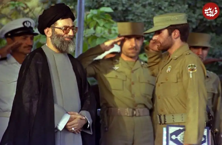عکس؛ سفر در زمان؛ «امیر حاتمی فرمانده ارتش در حال دریافت تقدیرنامه از رهبر انقلاب»؛ دهه 60