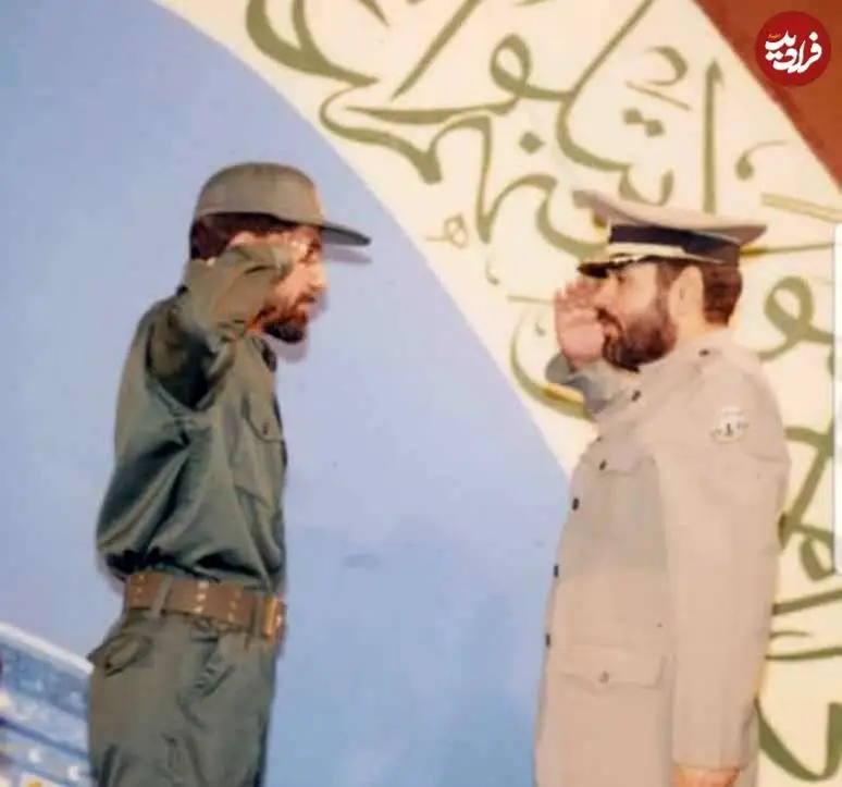 عکس؛ سفر در زمان؛ لحظه «اعطای درجه سرتیپ دومی به صادق آهنگران توسط سرلشکر فیروز آبادی»؛ سال 69