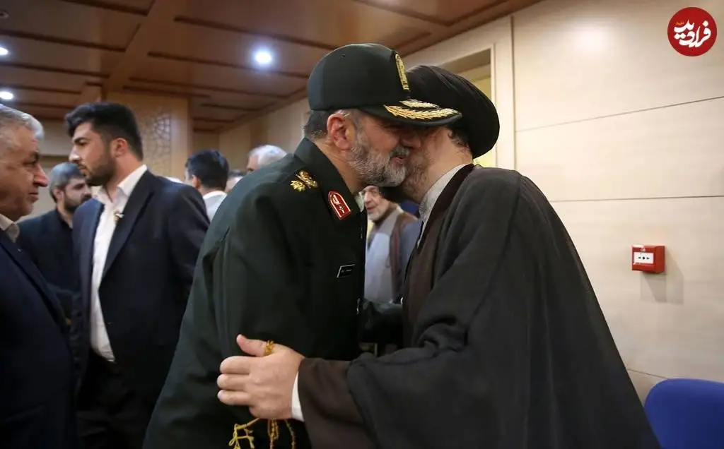 عکس؛ سفر در زمان؛ «سردار رادان در حال روبوسی با سیدحسن خمینی» در یک مراسم؛ سال 1402