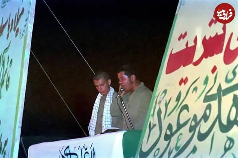 عکس؛ سفر به تاریخ؛ «محمود کریمی» در نوجوانی در حال خواندن قرآن در جبهه؛ دهۀ 60